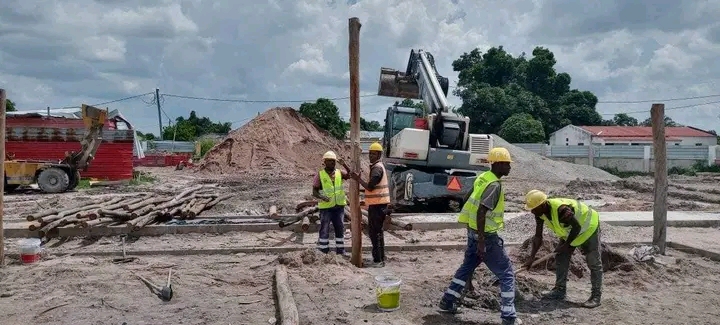 Equipe de construção da JPH Kambongo